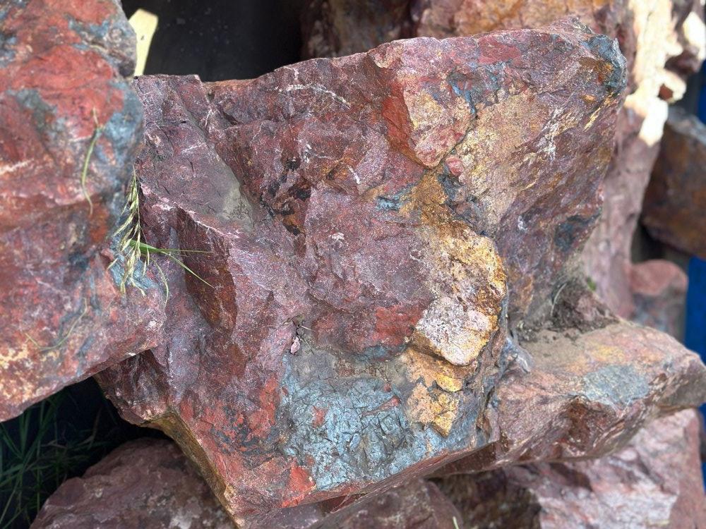 Камни для ландшафтного дизайна красно-фиолетовые 10-60 килограмм купить в Александровске