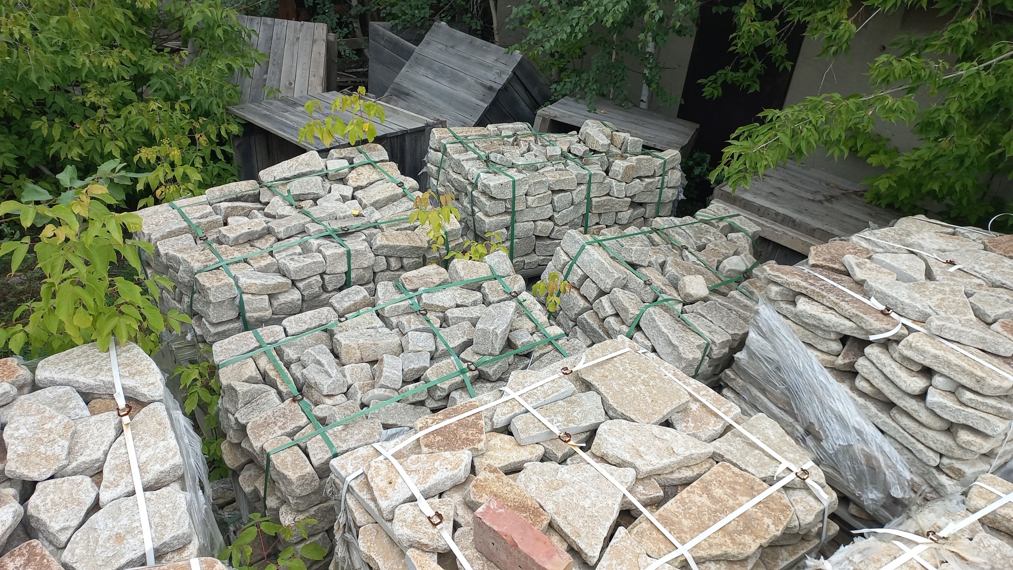 Плитняк галтованный гранитный для ландшафтного дизайна купить в Александровске