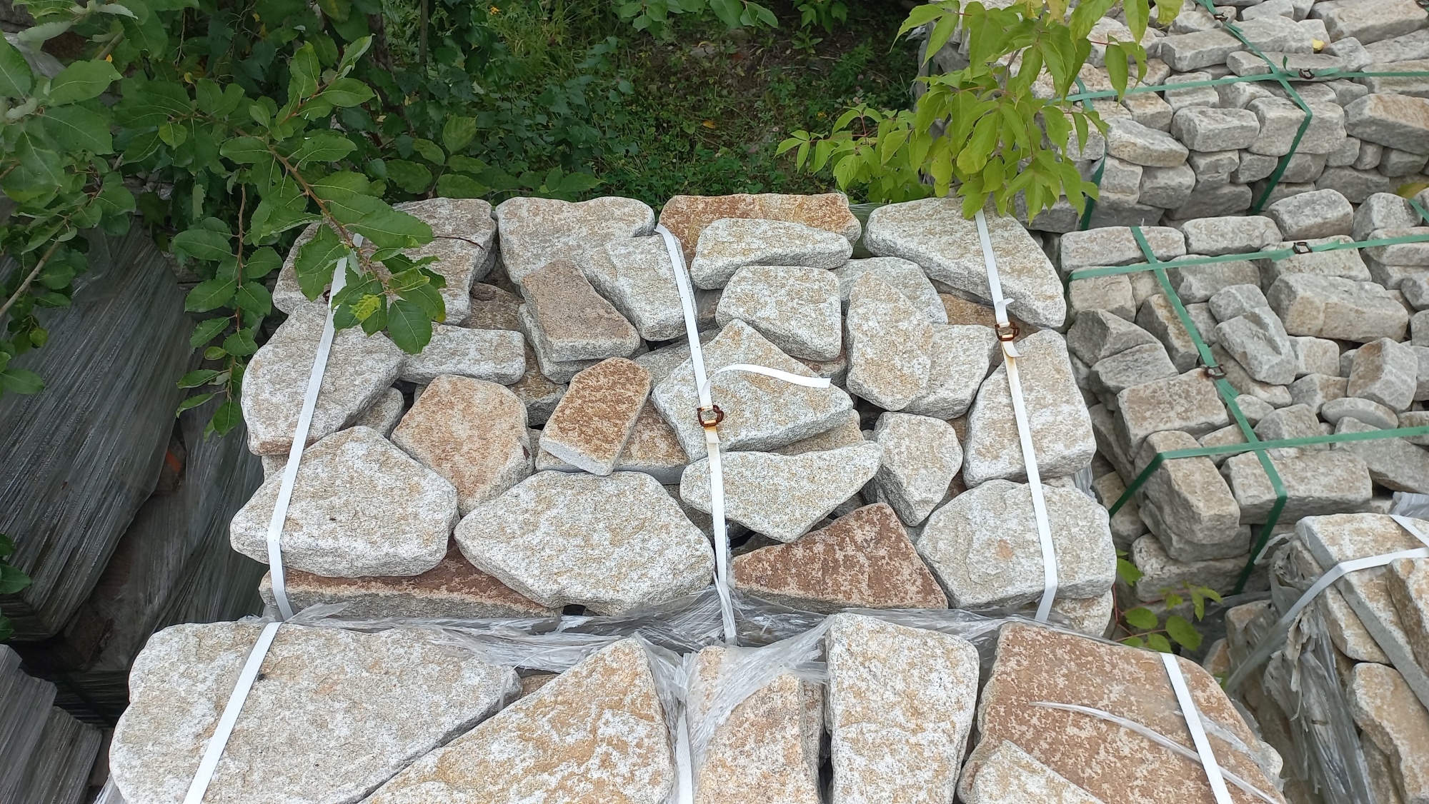 Плитняк галтованный гранитный для ландшафтного дизайна купить в Александровске