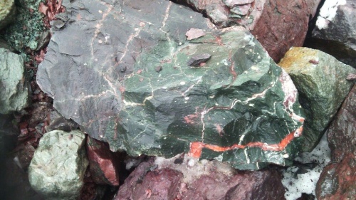 Гигантские зелёные валуны для ландшафтного дизайна весом более 5 тонн купить в Александровске