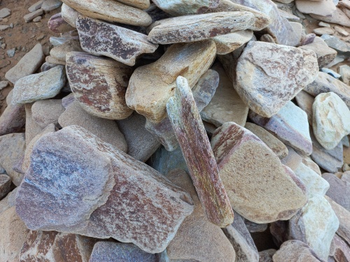 Златолит жёлтый, жёлто-зелёный глыбки и валуны для ланшафтного дизайна купить в Александровске