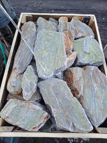 Златолит жёлтый, жёлто-зелёный глыбки и валуны для ланшафтного дизайна купить в Александровске