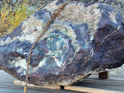 Огромные красно-фиолетовые валуны для ландшафтного дизайна весом более 5 тонн купить в Александровске