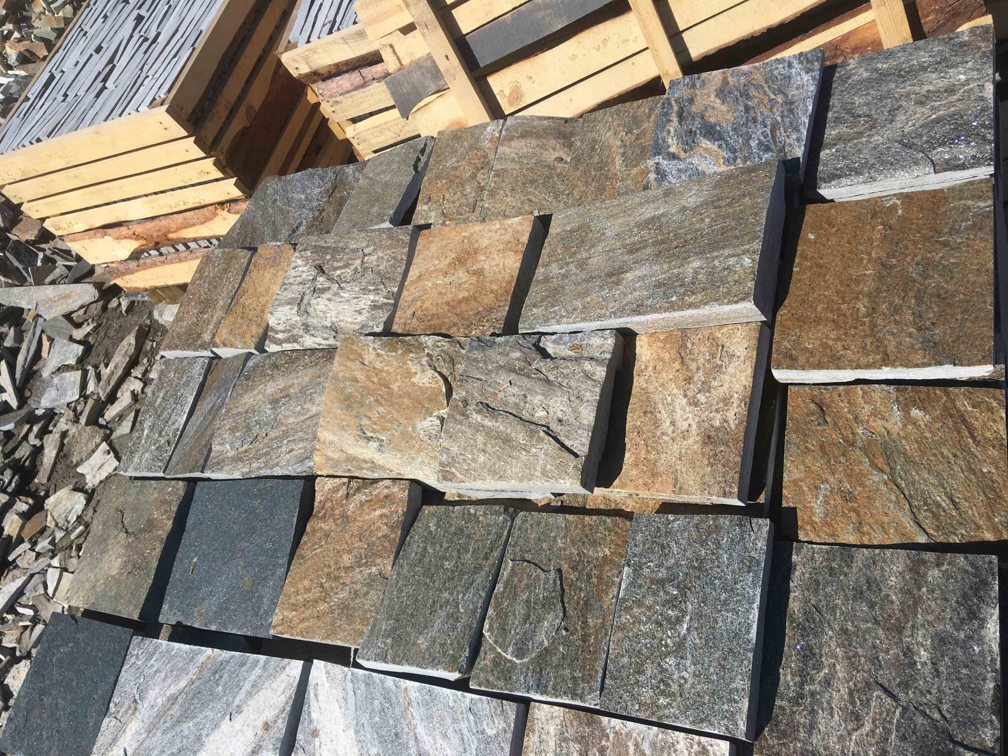 Плитка пилёная златолит Уральский для цоколя, отмостки купить в Александровске