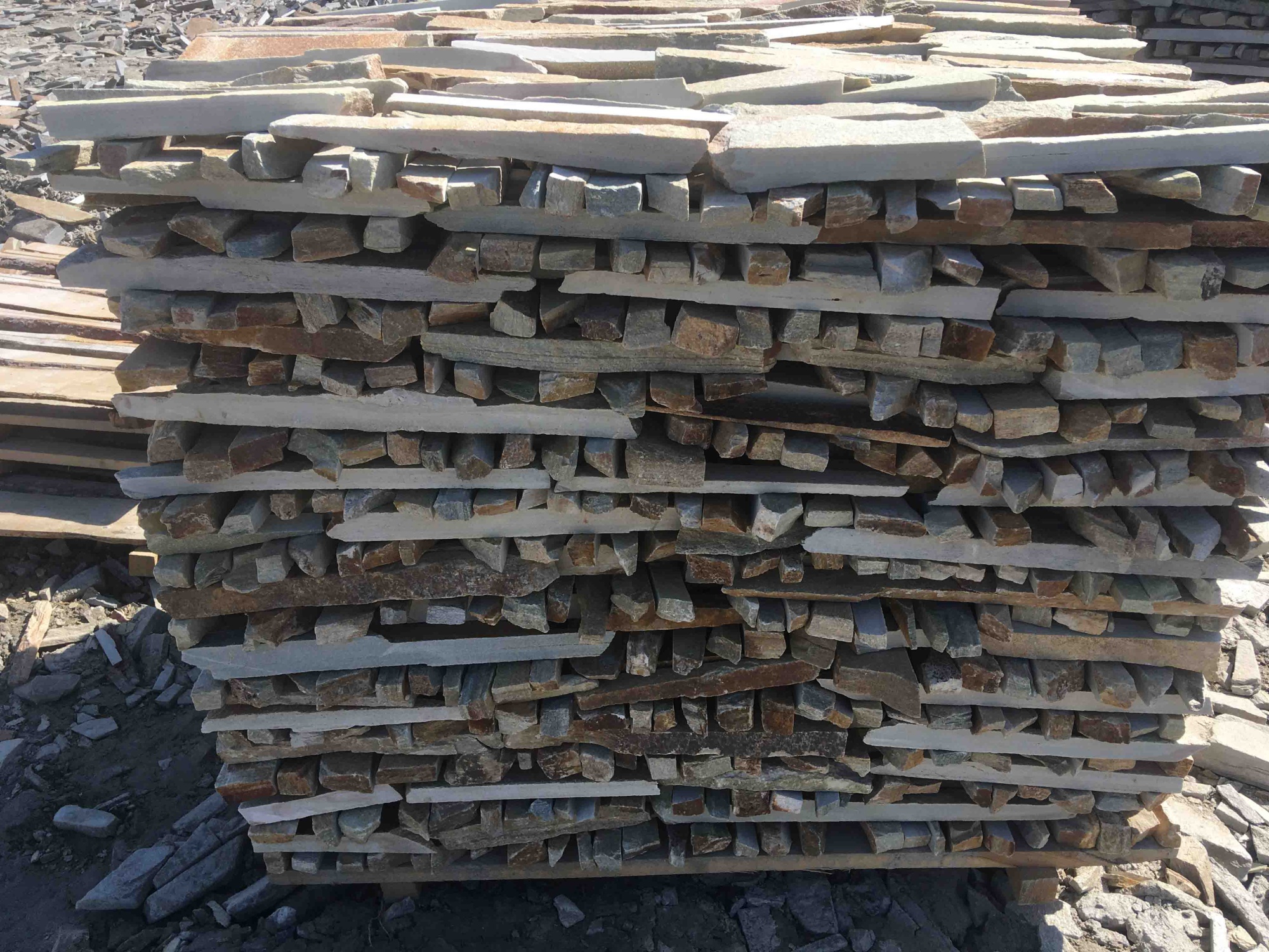 Горбушка златолит золотистый для облицовки купить в Александровске