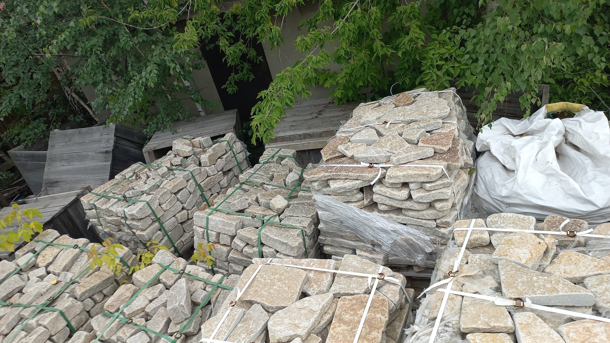 Плитняк гранитный галтованный купить в Александровске