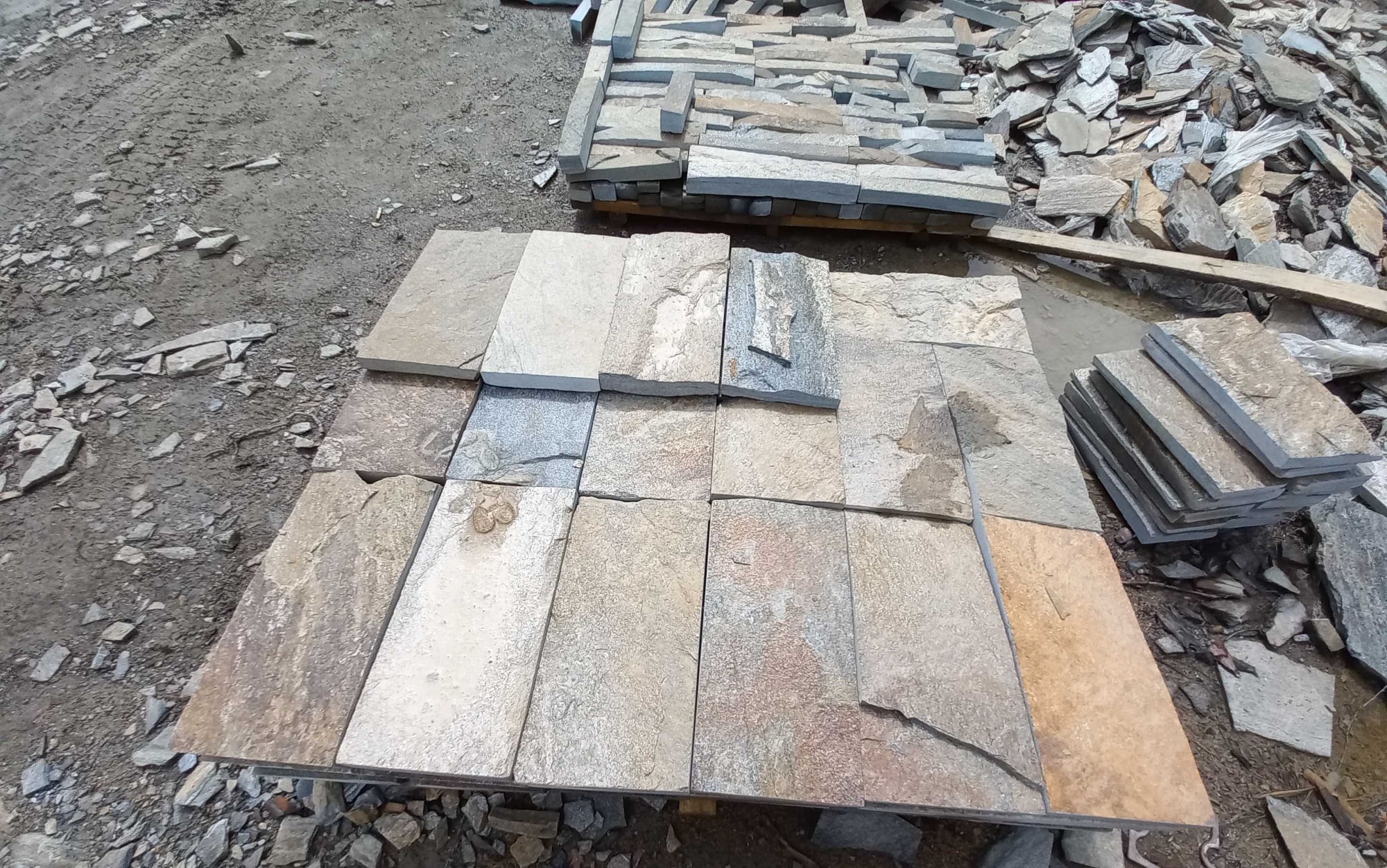 Плитка пилёная златолит Уральский для цоколя, отмостки купить в Александровске