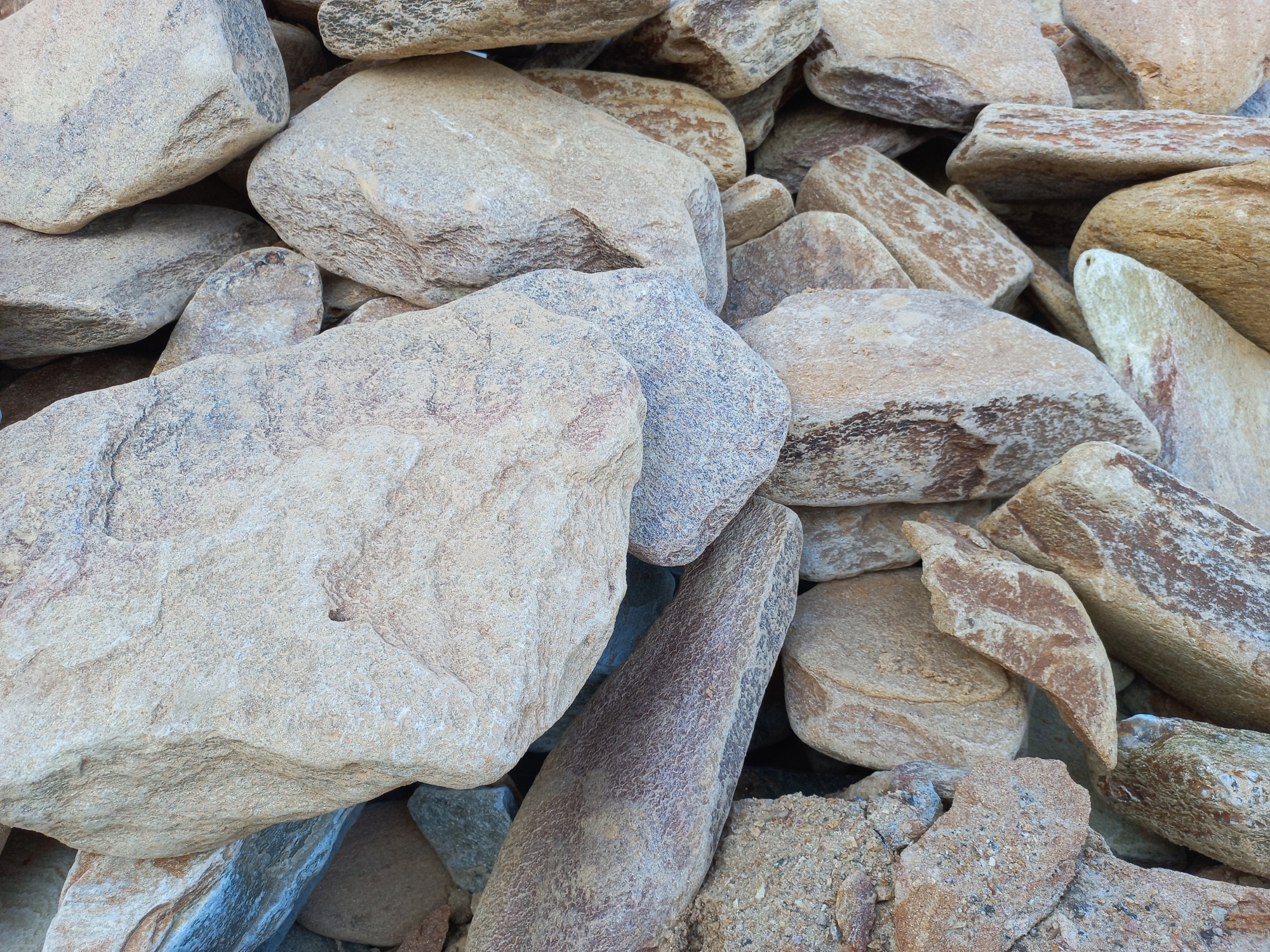 Златолит жёлтый, жёлто-зелёный глыбки и валуны для ланшафтного дизайна купить в Александровске