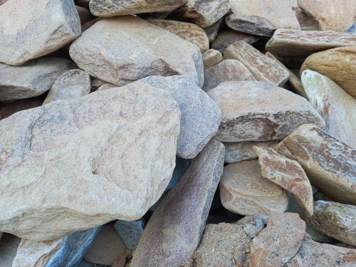 Златолит жёлтый, жёлто-зелёный глыбки и валуны для ланшафтного дизайна купить в Александровске