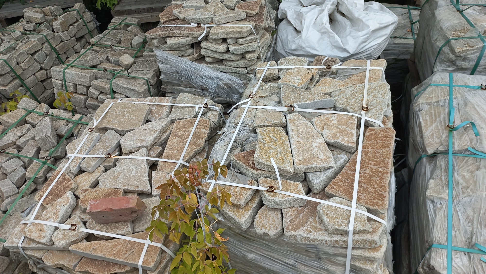 Плитняк гранитный галтованный купить в Александровске