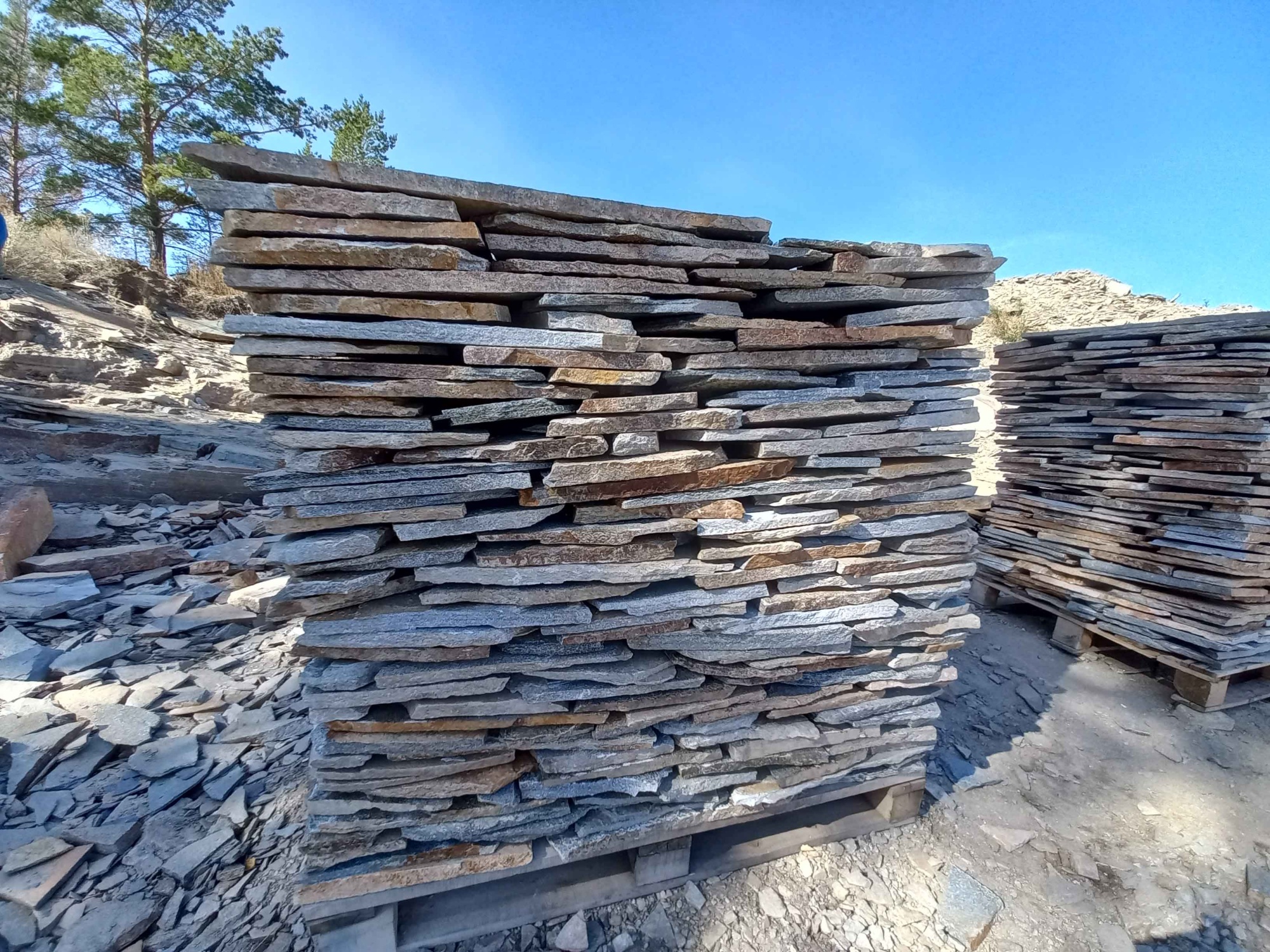 Плитняк златолит серебристый для фасада купить в Александровске