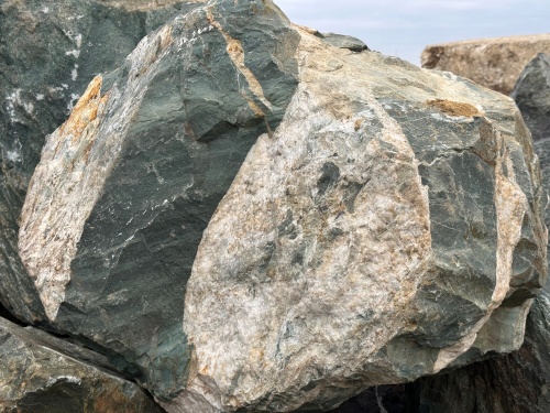 Гигантские зелёные валуны для ландшафтного дизайна весом более 5 тонн купить в Александровске