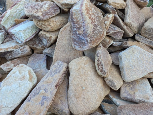 Златолит жёлтый, жёлто-зелёный глыбки и валуны для ланшафтного дизайна купить в Александровске