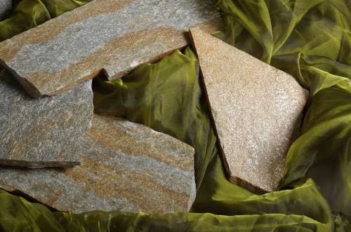 Плитняк златолит Уральский для цоколя, отмостки купить в Александровске