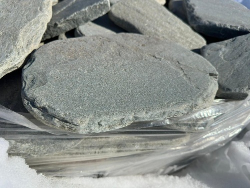 Плитняк златолит зелёный галтованный для мощения на бетон купить в Александровске